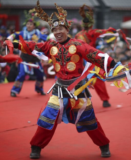 沈阳皇寺庙会上演民间表演年味浓浓