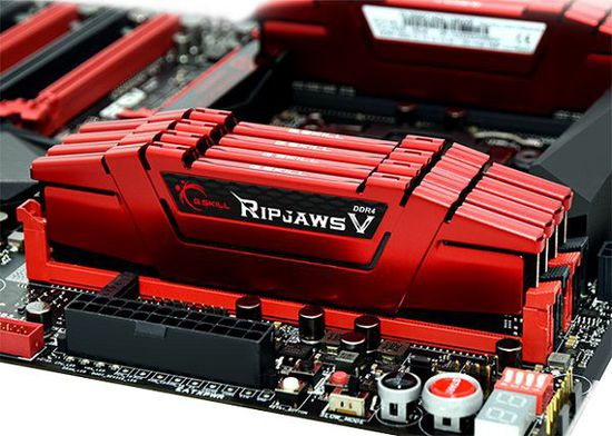 该套装包含了8条16GB的“Ripjaws V”内存，频率为3000 MT/s、电压1.35V、支持XMP 2.0、延时（CL值）为14-14-14-34——考虑到单根内存的容量和频率，这个数字算是够低了。