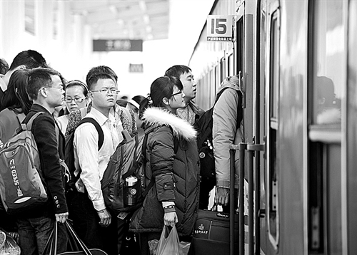 2月12日，江西于都县火车站，旅客踏上春运返程的动车。当日是正月初五，于都县返程客流逐渐增多。王 潍摄