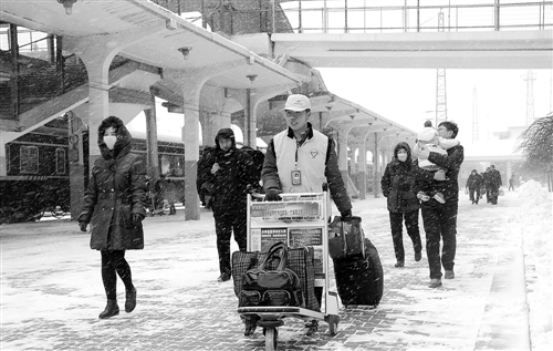 2月12日凌晨，内蒙古乌海地区迎来大范围降雪。为确保旅客出行安全，呼和浩特铁路局迅速启动降雪天气铁路运输应急预案。图为乌海车务段青年志愿者帮助重点旅客出站。