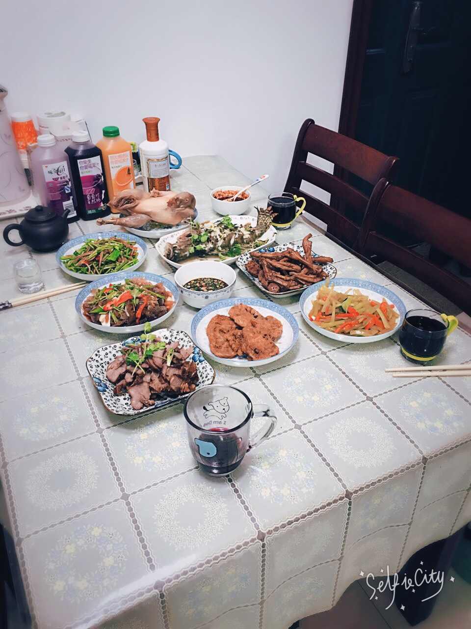 图一：江苏年夜饭。网友供图