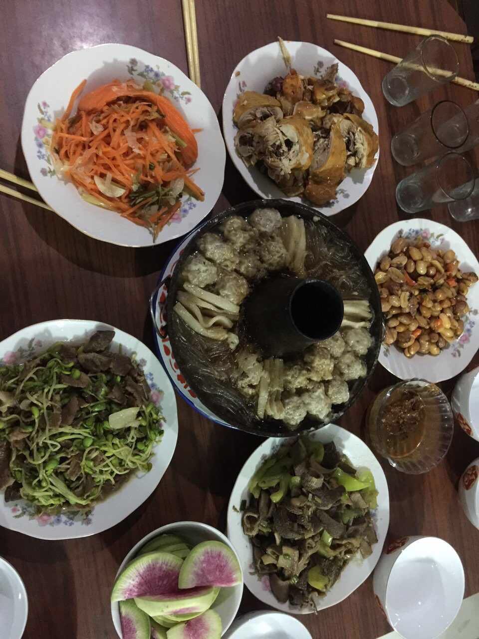 图一：江苏年夜饭。网友供图