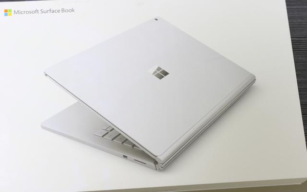 与普通笔记本电脑的傻大笨粗的包装比，Surface book的包装简洁、美观，与Macbook Pro有类似的审美趋向。