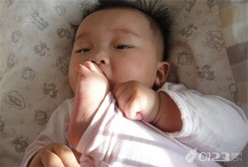 【组图】5个月宝宝口水流更多 5个月宝宝生长发育指标和早教介绍