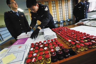 2月16日，海淀分局，民警正在展示收缴的空壳公司虚开增值税票所用的公章及票据。 新京报记者 尹亚飞 摄