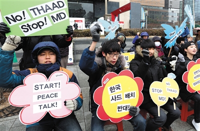 2月16日，韩国首尔，韩国民众聚集在美国驻韩国大使馆外抗议，反对美国在韩国部署“萨德”反导系统。图/CFP
