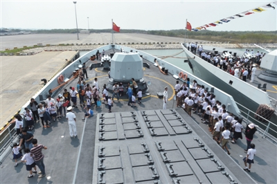 2月17日，在泰国春武里府的兰乍邦港，人们在中国海军第21批护航编队“柳州”号导弹护卫舰（左）和“三亚”号导弹护卫舰（右）上参观。中国海军第21批护航编队“柳州”号导弹护卫舰、“三亚”号导弹护卫舰和“青海湖”号综合补给舰17日停靠兰乍邦港码头，开始对泰国进行为期5天的友好访问。泰国海军举行隆重欢迎仪式。