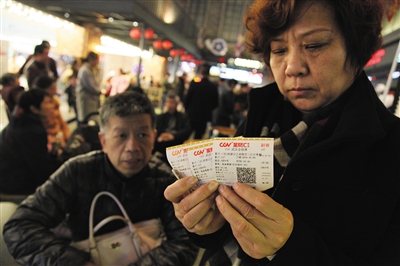 大年初二，一家人去看电影。以前我在家时，每逢新片上映，总是会全家一起去看。