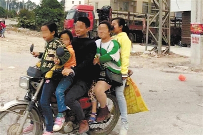 14日，在廉江河唇镇街头出现惊险的一幕：一辆摩托车载着6个人，像叠罗汉一样挤在一起，没有一个人戴安全头盔，而且车速较快，不少过往行人目睹此景，直呼“太危险”。