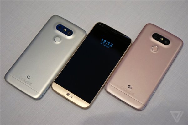 除此之外，LG G5还采用了1600万+800万像素后置双摄像头，其中800万像素的摄像头能够提供135度超广角体验，在拍照时两者可达到几乎无缝的切换体验。