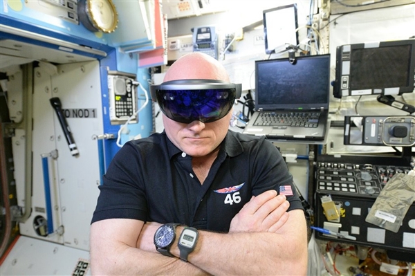 阅读更多：微软 宇航员 虚拟眼镜