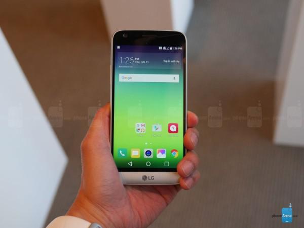 2016年首个顶级旗舰手机LG G5在MWC 2016前夕终于亮相，LG的产品总是能够带给人惊喜，这次也不例外，G5身上的多项创新让人们印象深刻，也给了人们很多换手机的理由。下面IT之家分析出G5身上最为耀眼的新特性，按照惯例，LG G5的国行版可能将会在3月中旬登陆中国市场，这篇文章作为前期购买指南帮助大家答疑解惑。