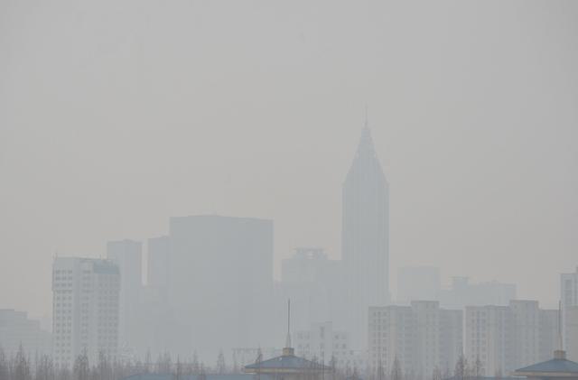 23日，南京户外被雾气笼罩，城市里的高楼大厦一片朦胧。金陵晚报记者 刘鹏 摄