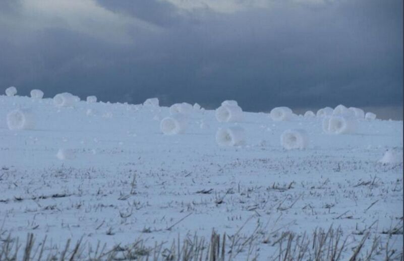 美国爱达荷州现“雪卷”奇观