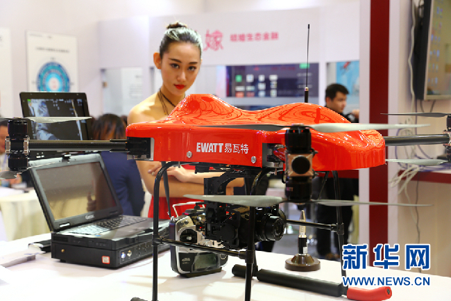 图为易瓦特Ⅲ类无人机——EWZ-S8 Mini2亮相上海国际婚纱摄影器材展览会。新华网梁鸿儒 摄