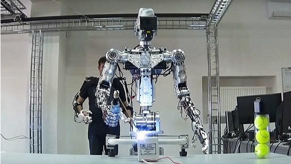 是的，上图中的机器人确实很像电影《终结者》里的机器人，而这或许不是巧合。