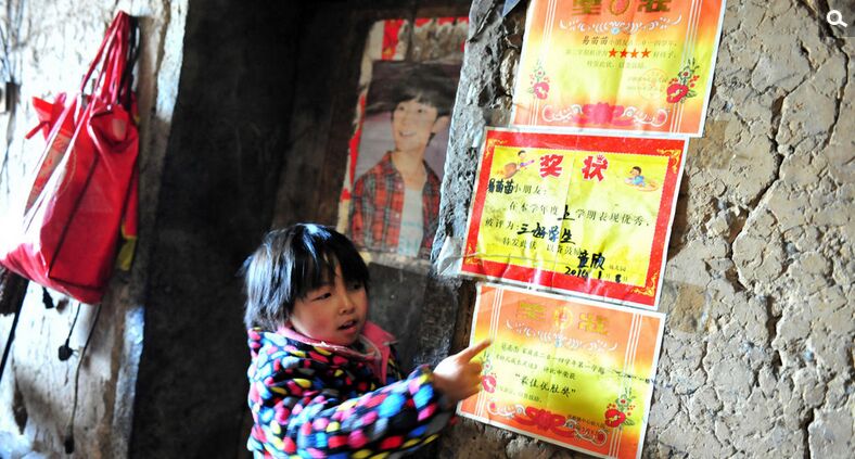 简述：易苗苗今年7岁，家住湖北省宜昌市夷陵区黄花镇中岭村二组，在当地的张家口完全小学读一年级。她在中岭村这个偏僻山村里，悉心照顾年已花甲的爷爷易仁宽、奶奶宋正芝，尽心尽力“撑起”一个三口之家的孝心故事传遍山乡、感动乡邻，被大家赞誉为“孝心女孩”。图为2月23日，苗苗正在