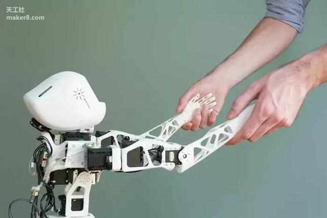制造一台机器人是如此困难，直接的后果就是成本高昂，难以走进普通的人的家庭生活。但是3D打印技术的兴起使科学家们看到了更方便地制造低成本机器人的可能性。因此，当麻省理工学院（MIT）的一个科研团队想要打造一台微小、复杂的液压机器人时，开奖直播们转向了3D打印。