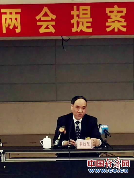 2月25日，民建中央2016年两会提案新闻通气会在京召开。图为主席台。中国经济网记者 苏琳摄。