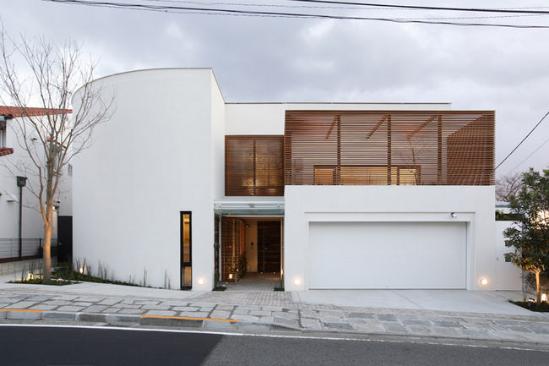 悬崖之家（House on the bluff）是日本建筑设计事务所Edward Suzuki前几个月在悬崖上完成的一所住宅 ，位于日本港口城市横滨。住宅外采取了与周围住宅同样的白色格调为主，但木制百叶窗的加入仍然让它显得与众不同。室内的装饰则大量使用了流行的层压板材，温暖的木色与洁净的白色相得益彰，给人以舒适自然的居家感觉。不过最为人瞩目的可能还是其宽阔的面积，也因此，在除宽敞的卧室、客厅和厨房外，设计师还为主人开辟了一间小型音乐室和工作室。