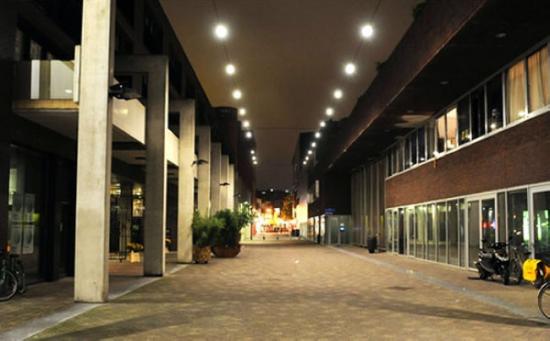 位于荷兰的Catharinaplein广场在三月份开始安装了由飞利浦设计制作的新型路灯：FreeStreet，这一独特的照明系统将LED灯具设计成优雅的水滴形，与电缆和谐的融为一体，在广场上方有序的分布。它以更人性化的方式配合着路人的移动和行为，并减少路灯杆的数量，从而为行人与骑行者创造更大的公共空间，而且充满气氛的照明也在夜晚时让人更想亲近这座广场。虽然这增加了头顶电线的密度，但也不失为一个好的尝试。