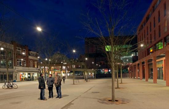 位于荷兰的Catharinaplein广场在三月份开始安装了由飞利浦设计制作的新型路灯：FreeStreet，这一独特的照明系统将LED灯具设计成优雅的水滴形，与电缆和谐的融为一体，在广场上方有序的分布。它以更人性化的方式配合着路人的移动和行为，并减少路灯杆的数量，从而为行人与骑行者创造更大的公共空间，而且充满气氛的照明也在夜晚时让人更想亲近这座广场。虽然这增加了头顶电线的密度，但也不失为一个好的尝试。