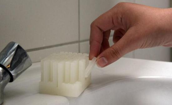 来自Dave Hakkens的一款老设计——基于成块的、大个头肥皂在使用时常有不够卫生的嫌疑，于是设计师就将成块的肥皂分割成许多条形的小块，带来条状肥皂（Break Soap）。相比传统的大个头，人们在使用条状肥皂时可以根据不同的需要掰下相应的小块，比如双手实在太脏、就掰下一整条来应付，使用起来更简单也更卫生。