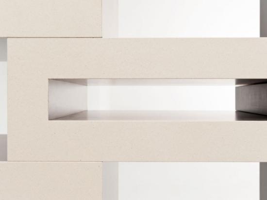 Reinier de Jong是扎根于荷兰鹿特丹的设计和制造公司 ，在一款08年的设计上进行改进后，开奖直播们最近推出了这一款更为轻便、更易移动或滑动、名为REK的创意书柜。REK的形状曲曲折折、呈锯齿状，它的巧妙之处就在于多个书柜利用这独特的形状可以几乎一丝不漏的密合起来；而在放置书籍的时候，它又能非常灵活的滑动开来以扩展空间，所以可以说这是一款能伴随着藏书量的增加而增加、伴随着你的成长而一起成长的书柜。