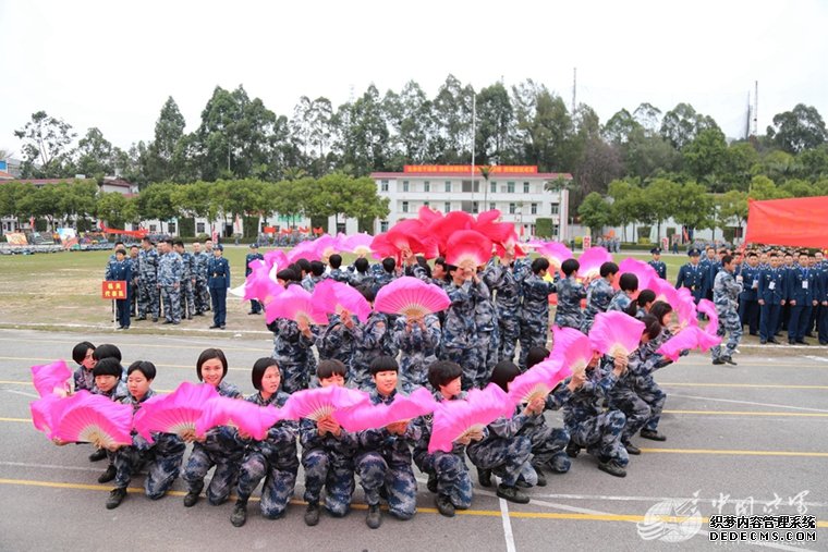 徒手推汽车！军营美女分分钟变女汉子