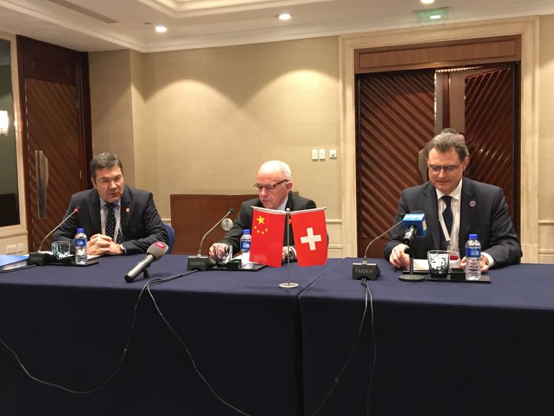 （G20瑞士财政部长新闻发布会，从左至右为：瑞士代表团新闻发言人Mr.Peter Minder、瑞士财政部长Ueli Meurer、瑞士央行行长Thomas Jordan）