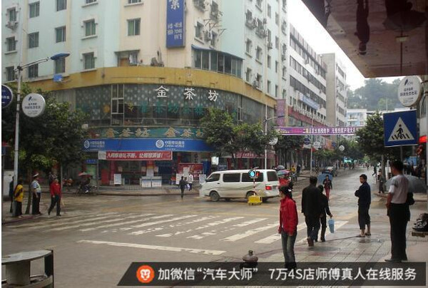 本港台直播:【j2开奖】汽车城路口竟无红绿灯 事故后就地修车是阴谋？