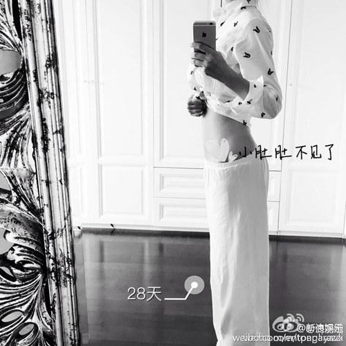 人民网北京2月29日（车柯蒙）上个月刚刚生下宝宝的佟丽娅产后28天晒出炫腹照，小肚子平坦惹人羡！