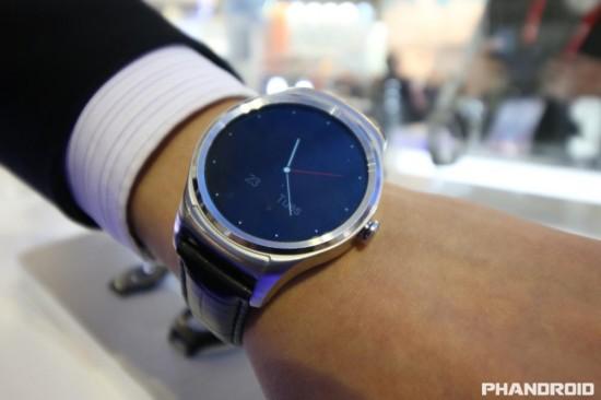 海尔已经在2016年的移动世界大会上推出了自己的Android6.0智能手表，它看起来很不错。该智能手表由不锈钢材料制成的，并采用黑色皮革表带和网状金属。
