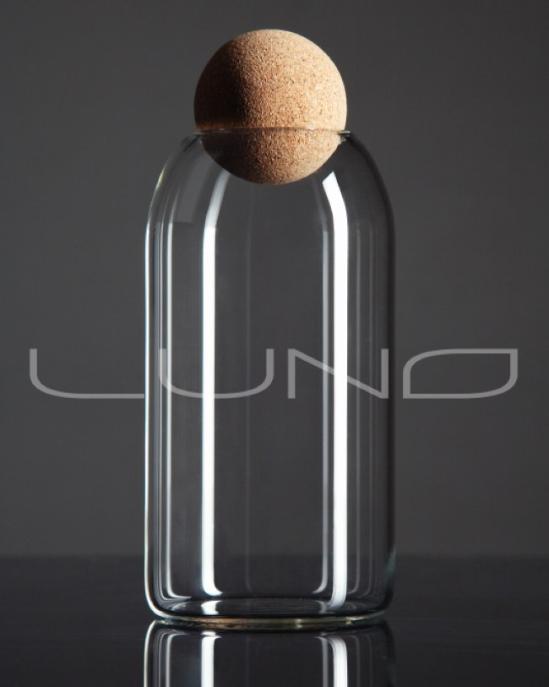 Luno是由捷克设计师马丁·雅各布森（Martin Jakobsen）设计的的一款玻璃容器 ，其整体线条简洁流畅，呈现出了从容优雅的气质。而使用软木塞作了盖子也是十分巧妙，圆形的它可以与容器无缝连接，以确保其密封性能；同时又能轻松取下，让使用者随时都能方便的取出容器里的盛物。