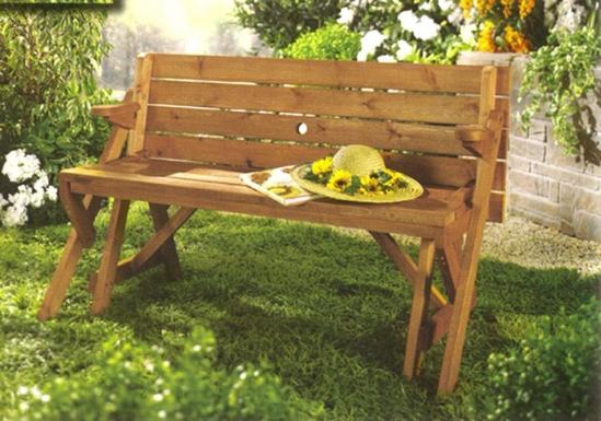 由Merry Garden带来的一款二合一折叠家具，它集成了野餐桌和花园长凳功能于一身，只在简单的折叠和展开后就可以在不同的身份间轻松互换，能为有限的室外空间节省不少空间（没有室外空间的就不要提了...）。