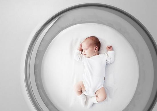 一张婴儿舒适的依偎在肥皂泡上图片，让儿童家具设计师Lana Agiyan得到了启发，于是设计师设计了这款泡泡婴儿床（Bubble baby bed）。婴儿床的构造类似于俄罗斯的不倒翁娃娃，因此它相当于一个摇篮，可以帮助家长们让宝宝躺在云状的柔软床垫上快速进入睡眠 。