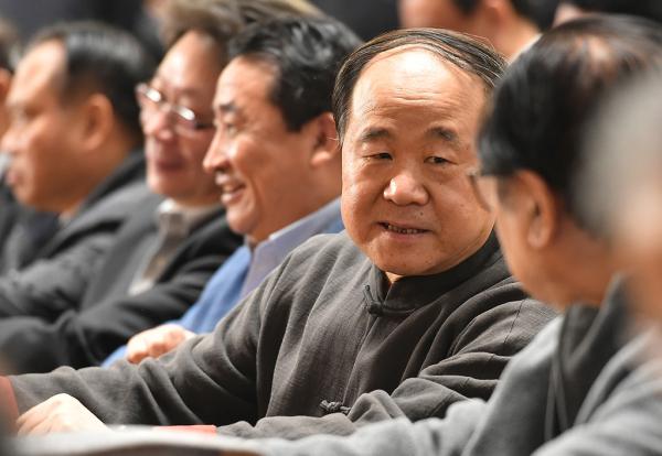 2016年3月3日，北京，全国政协十二届四次会议在人民大会堂开幕。莫言在会上跟身旁的人交谈。 视觉中国 图