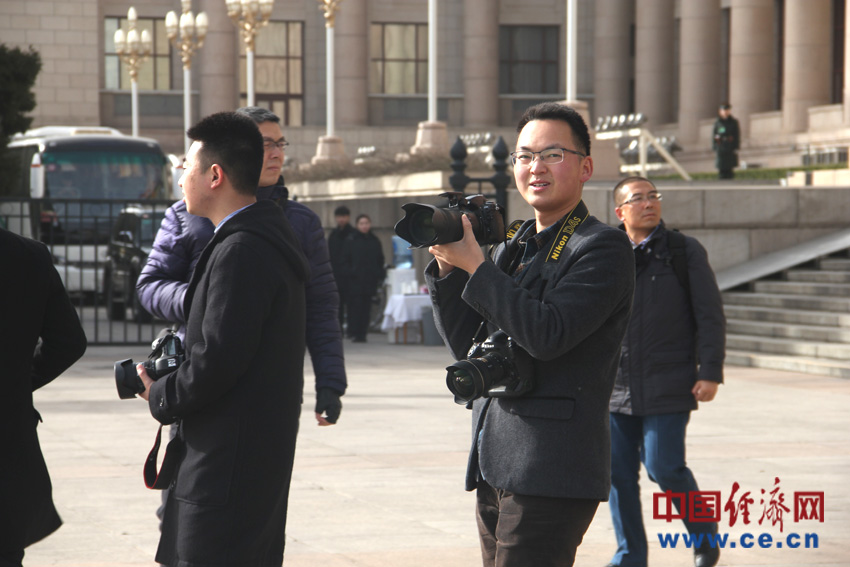 工作状态的敬业男记者。 中国经济网记者杨淼/摄