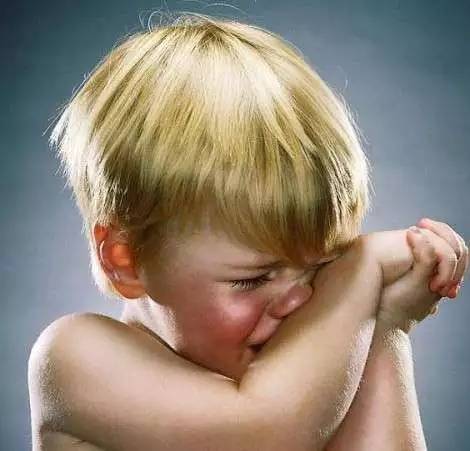j2开奖直播:【j2开奖】4岁男孩生气猛打自己耳光，妈妈急哭了