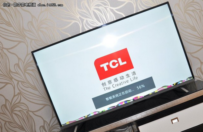 TCL D55A620U观影王真4K版 55寸的屏幕对比度达到40000:1，屏幕亮度高达800cd/m2。技术上采用RGB真4K，色彩逼真自然;2K转4K关联补偿技术;3M 4K溢彩增亮膜，画面亮度增强100%;TCL节能护眼系统，观看舒适不伤眼。