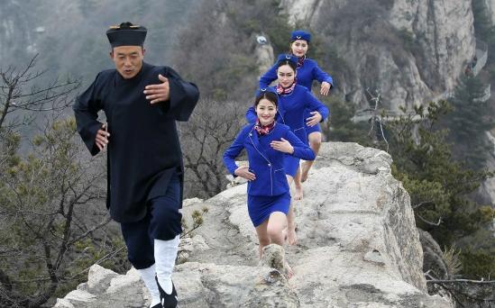 3月7日，河南洛阳道教圣地老君山，三名准备应聘“空姐”的女子在海拔2000余米的老君山悬崖绝壁上跟随道士赤脚学武术练胆量。