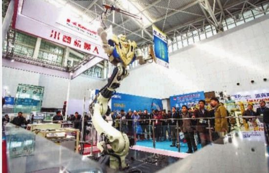 3月9日，在第五届中国（天津）国际机器人展览会上，一家日本参展企业的机器人在随着节拍挥剑起舞。当日，第五届中国（天津）国际机器人展览会在梅江会展中心开幕，400多家国内外企业参展，展出1000余款海洋、航空、工业领域机器人和自动化、3D打印及塑料橡胶等领域的高端设备。j2开奖直播 图