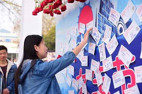 在今年的女生节中，包括北京交通大学、北京邮电大学、武汉大学、华中科技大学、西安电子科技大学、长安大学、暨南大学、广州大学、同济大学、上海海洋大学在内的五城十大高校正掀起一场由华为畅享系列举办的“本港台直播的节日本港台直播做主，女生心愿不一YOUNG”主题活动。女生们可以在心愿卡上写下自己的愿望，投递到心愿邮箱或者交给校园里收集心愿卡的男神和女神，也可以在活动现场将心愿卡亲自贴到心愿墙上，就会有机会实现心愿哦！虽然这是个女生节活动，不过校园内的男生可也不闲着。男生们最佳撩妹时机怎能就这样错过呢？到活动现场接下女生心愿，为她做一件温暖的小事，完成她的心愿，不仅可以结交一个朋友，也许还能接近一下女神一亲芳泽呢，此外还会有出乎意料的活动好礼相送哦！