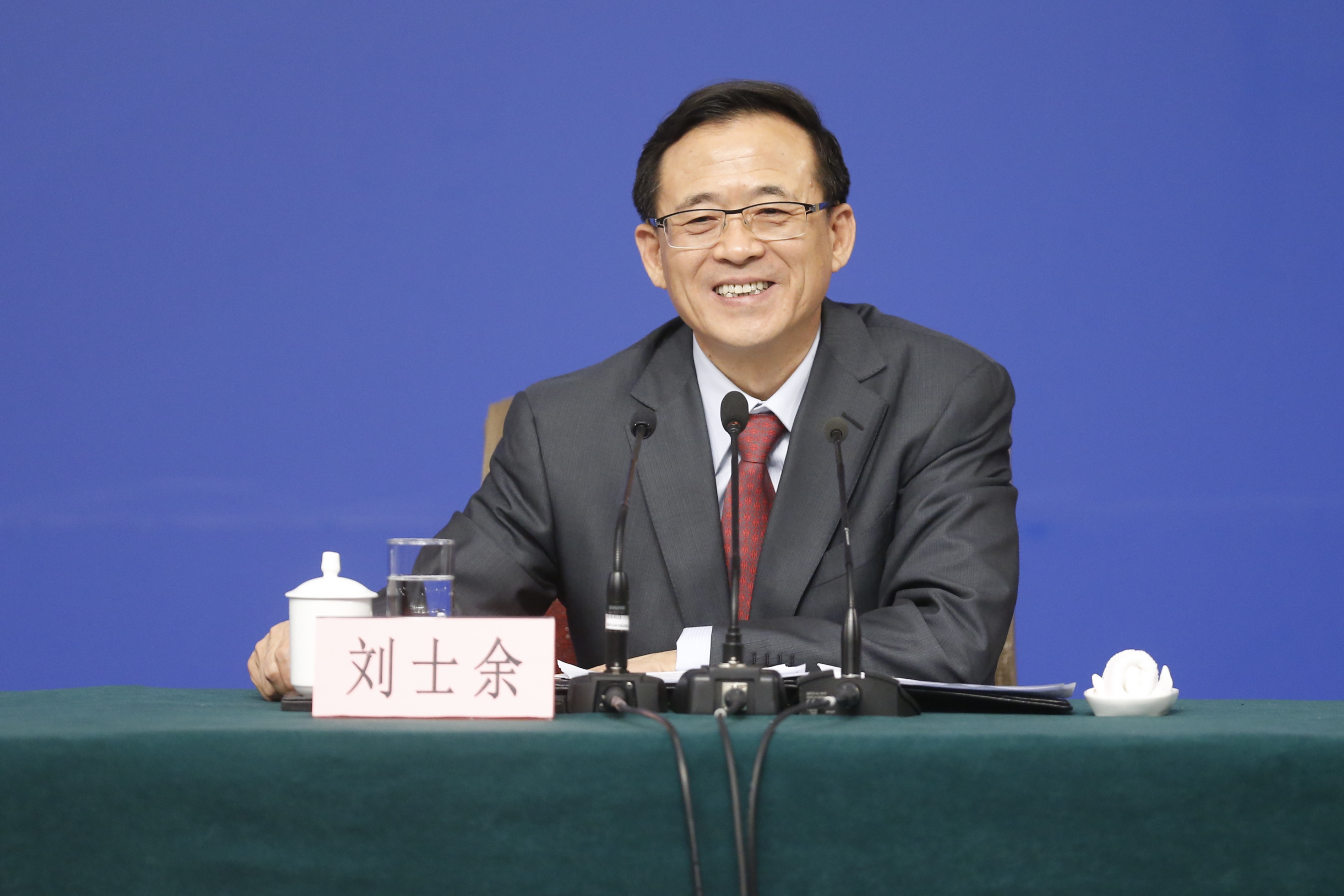 3月12日下午，刘士余主席出席十二届人大四次会议记者会，回答了记者关心的问题。