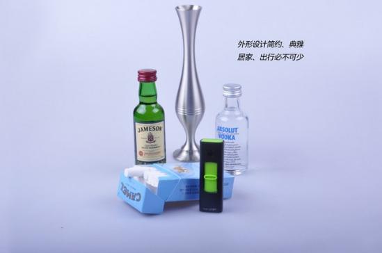 由亿酷魔方带来的一款电子打火机，简约典雅的外形设计下是小巧而又轻薄的尺寸，堪称市场上体积最小的电子打火机。内置锂电池的它，采用USB接口，因此查以随时在电脑和手机上面充电。而使用时轻压滑动即可点火，方便快捷，而且没有明火，具备良好的防风性能。