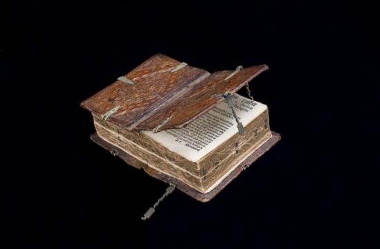 一部手机、一个Kindle可以容纳成千上万部电子书籍，这是纸质书永远望尘末及的，不过将多本书集中在一个实体上供读者阅读却并非电子书籍才有的专利，让本港台直播们追溯到十六世纪，现在这里就有部将六本书连体成一个单一出版物的纸质书。