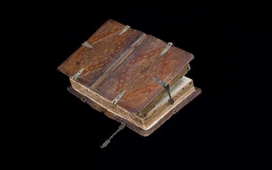 一部手机、一个Kindle可以容纳成千上万部电子书籍，这是纸质书永远望尘末及的，不过将多本书集中在一个实体上供读者阅读却并非电子书籍才有的专利，让本港台直播们追溯到十六世纪，现在这里就有部将六本书连体成一个单一出版物的纸质书。