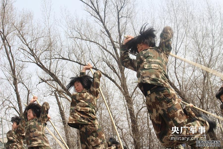 凌空劈杀！北京武警女兵练应急棍棍术