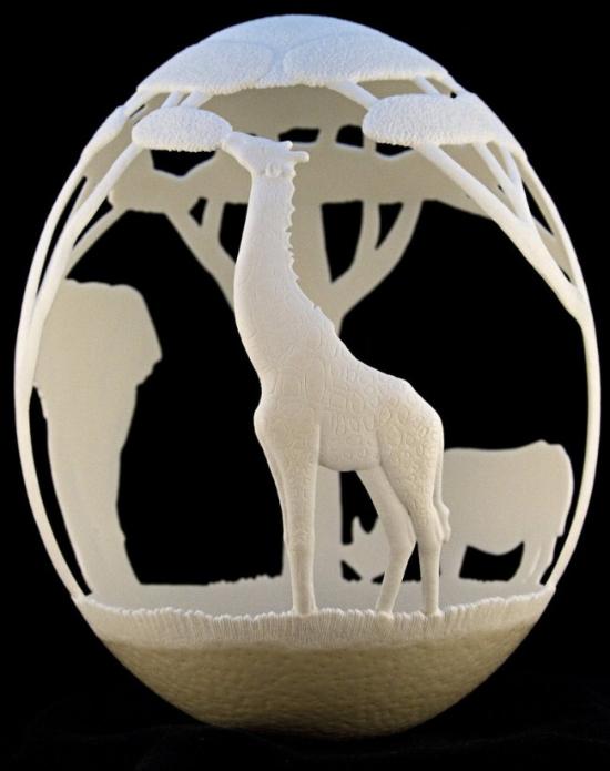 由deviantART上的艺术家Eggdoodler带来的一个名为「非洲」的蛋壳雕塑 。使用一个鸵鸟蛋为材料，艺术家在上面同时创作了犀牛、大象、长颈鹿三个华丽的雕刻动物，并且除此外，还有完整的树、草等细节，整个作品大约花了1000多小时才完成。