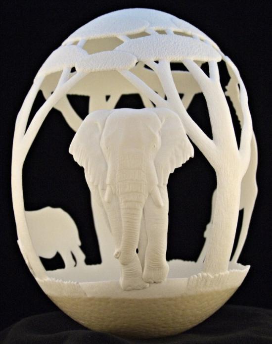 由deviantART上的艺术家Eggdoodler带来的一个名为「非洲」的蛋壳雕塑 。使用一个鸵鸟蛋为材料，艺术家在上面同时创作了犀牛、大象、长颈鹿三个华丽的雕刻动物，并且除此外，还有完整的树、草等细节，整个作品大约花了1000多小时才完成。